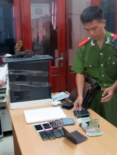 Bắt khẩn cấp 4 đối tượng cá độ bóng đá qua mạng hơn 6 tỷ đồng ảnh 1