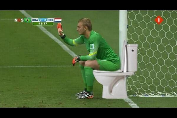 Màn ngồi xổm tựa cột của thủ môn Hà Lan 'gây bão' ảnh 5