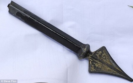 Chiếc cọc nhọn sau khi được lấy ra khỏi cơ thể cậu bé Josh . Chiếc cọc nhọn sau khi được lấy ra khỏi cơ thể cậu bé Josh