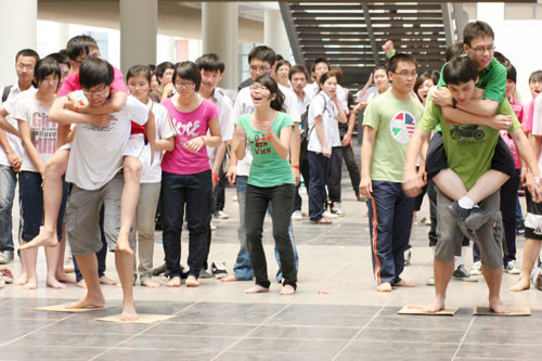 Chân không rời khỏi tấm bìa và thi xem đội nào đưa được đồng đội về đích nhanh hơn