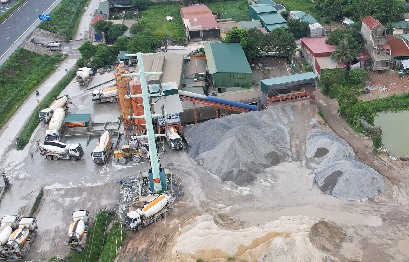 Trạm trộn bê tông của Công ty TNHH Vận tải thương mại Việt Phát hoạt động dưới lưới điện cao thế.