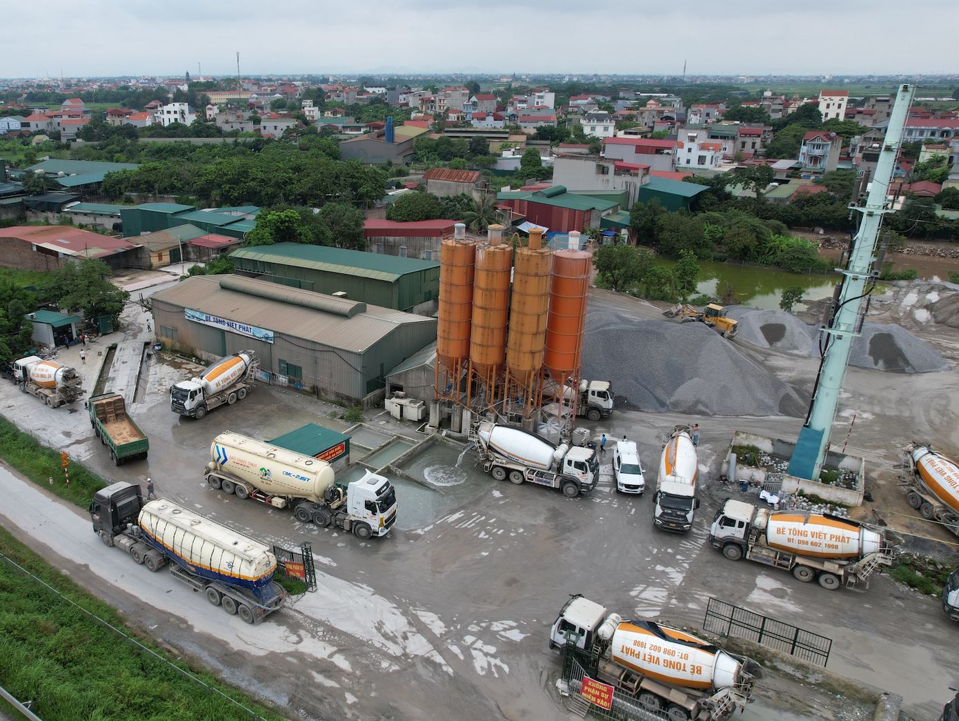 Khu vực trạm trộn bê tông của Công ty TNHH Vận tải thương mại Việt Phát.