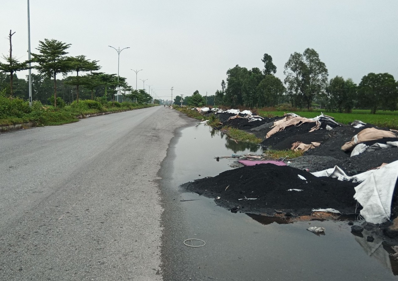 Con đường thành bãi tập kết rác thải.