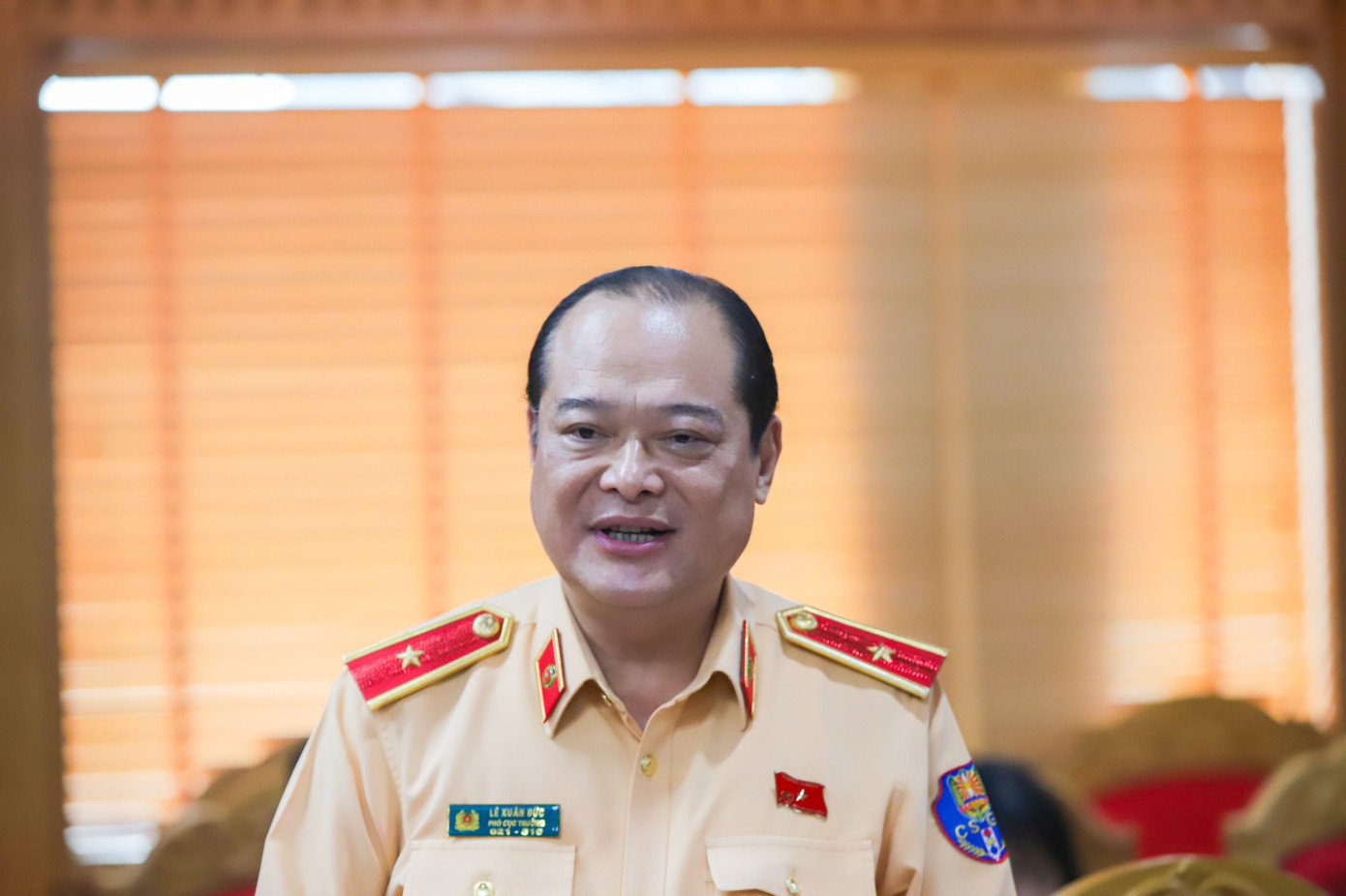 Thiếu tướng Lê Xuân Đức trả lời câu hỏi của báo Tiền Phong tại cuộc họp báo. Ảnh: Phan Nam