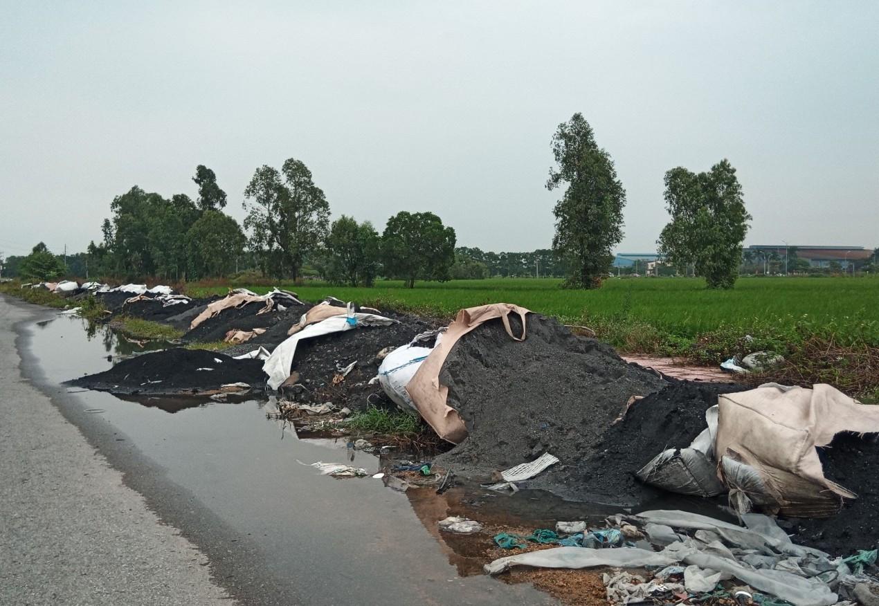 Những bịch chứa cả tấn xỉ thải nằm ngổn ngang ven đường.