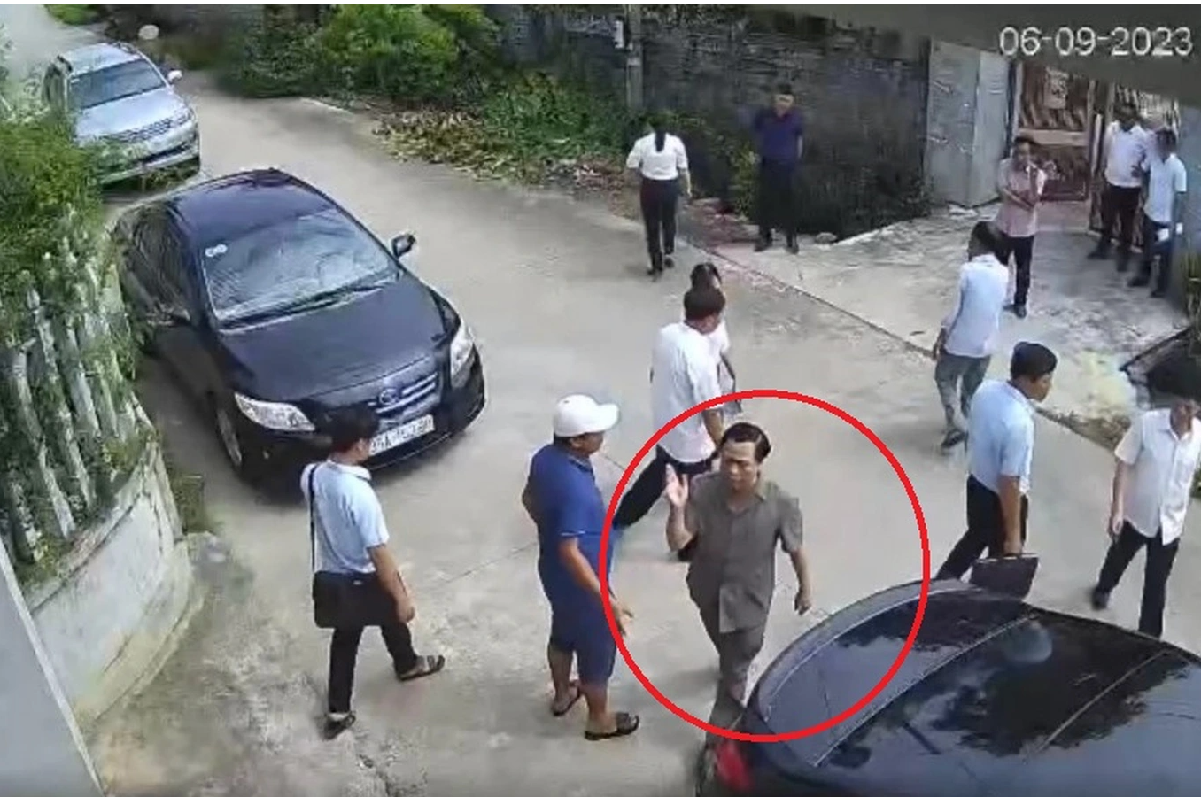 Ông Dũng khi tiếp xúc với dân đã có những lời lẽ thiếu chuẩn mực. Ông Dũng khi tiếp xúc với dân đã có những lời lẽ thiếu chuẩn mực.