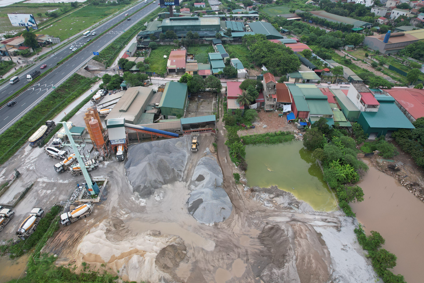 Trạm trộn bê tông Việt Phát vẫn ngang nhiên hoạt động. Trạm trộn bê tông Việt Phát vẫn ngang nhiên hoạt động.