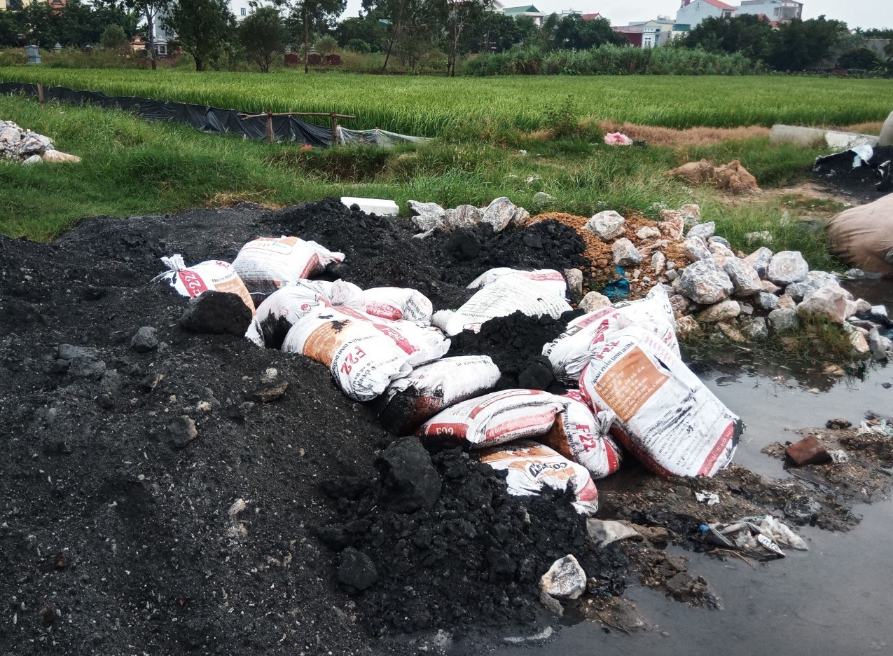 Mùi hắc nồng nặc bốc lên từ đống xỉ thải.