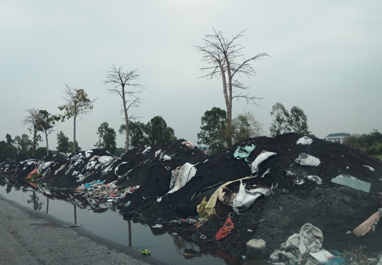 Xỉ thải đổ bừa bãi tại Mẫn Xá.