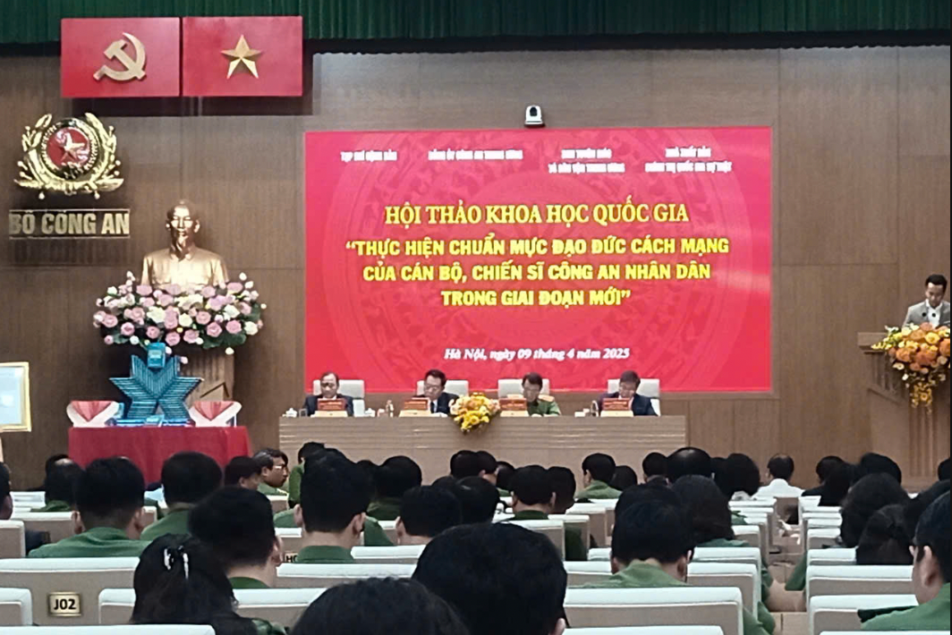 Trưởng Ban Tuyên giáo và Dân vận Trung ương Nguyễn Trọng Nghĩa, Bộ trưởng Lương Tam Quang với các đồng chí điều hành hội thảo. Ảnh: M.Đ Trưởng Ban Tuyên giáo và Dân vận Trung ương Nguyễn Trọng Nghĩa, Bộ trưởng Lương Tam Quang với các đồng chí điều hành hội thảo. Ảnh: M.Đ