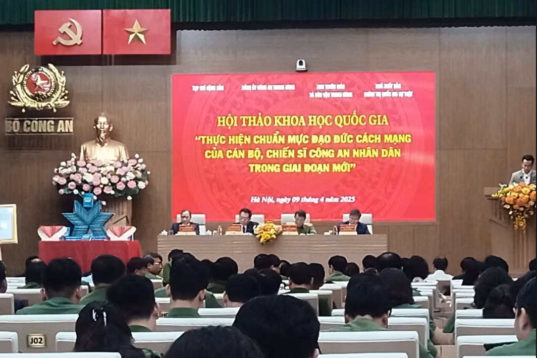 Trưởng Ban Tuyên giáo và Dân vận Trung ương Nguyễn Trọng Nghĩa, Bộ trưởng Lương Tam Quang với các đồng chí điều hành hội thảo. Ảnh: M.Đ Trưởng Ban Tuyên giáo và Dân vận Trung ương Nguyễn Trọng Nghĩa, Bộ trưởng Lương Tam Quang với các đồng chí điều hành hội thảo. Ảnh: M.Đ