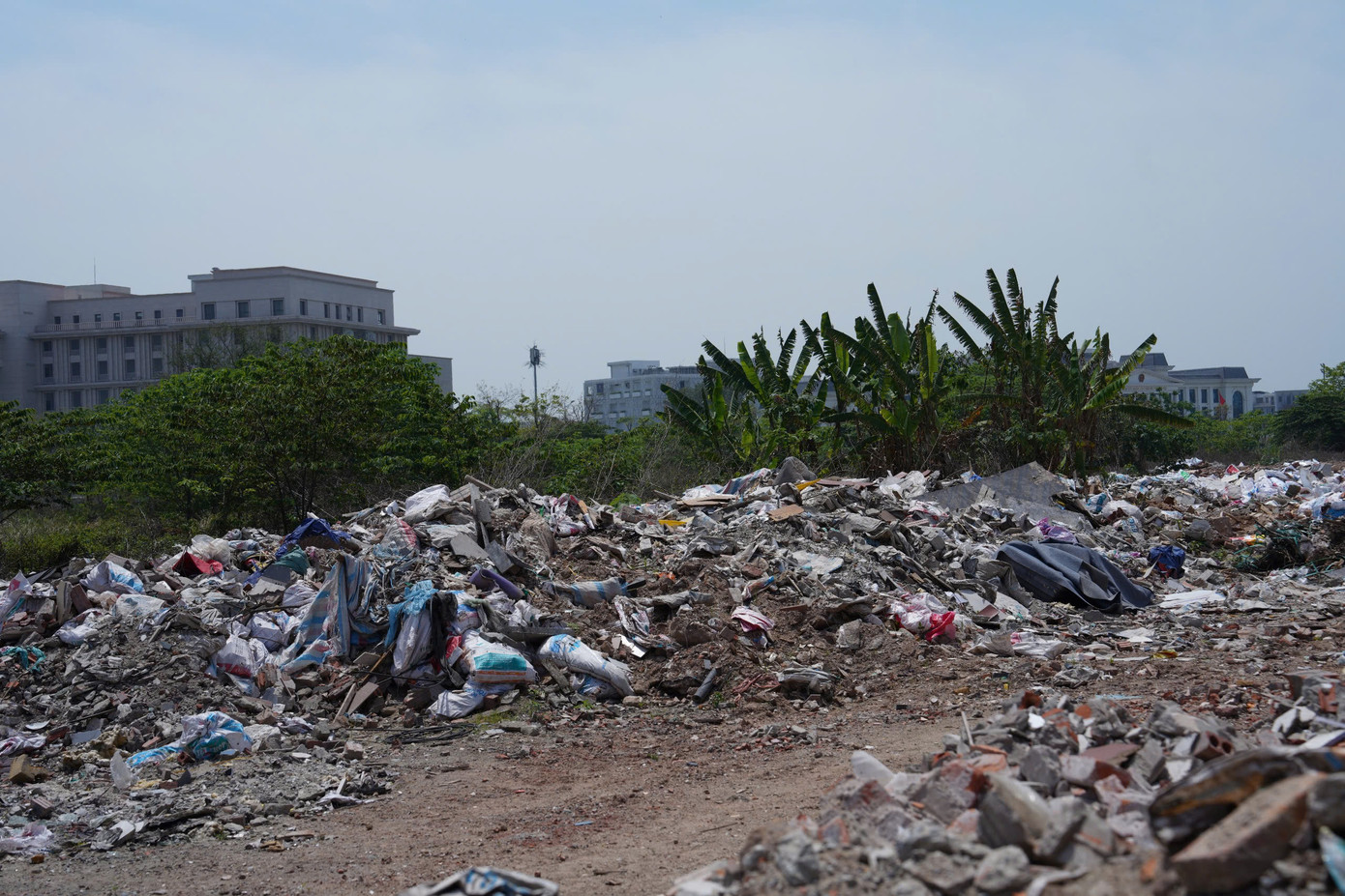 Ngổn ngang rác thải tại khu dân cư trên địa bàn phường Đại Kim.