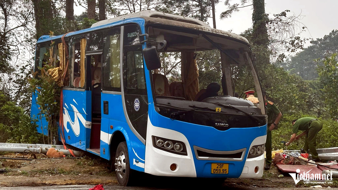 Phần kính chắn gió và nhiều ô cửa sổ bị hư hại. Ảnh: Đức Hoàng