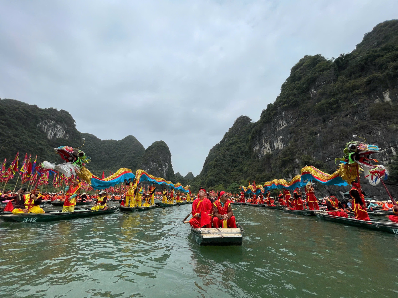 Cảnh rước nước tại lễ hội Tràng An. Ảnh: Như Ý.