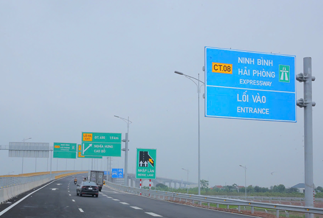 Điểm cuối tuyến cao tốc Ninh Bình - Hải Phòng tại đầu cầu vượt sông Đáy thuộc xã Khánh Cường, huyện Yên Khánh.