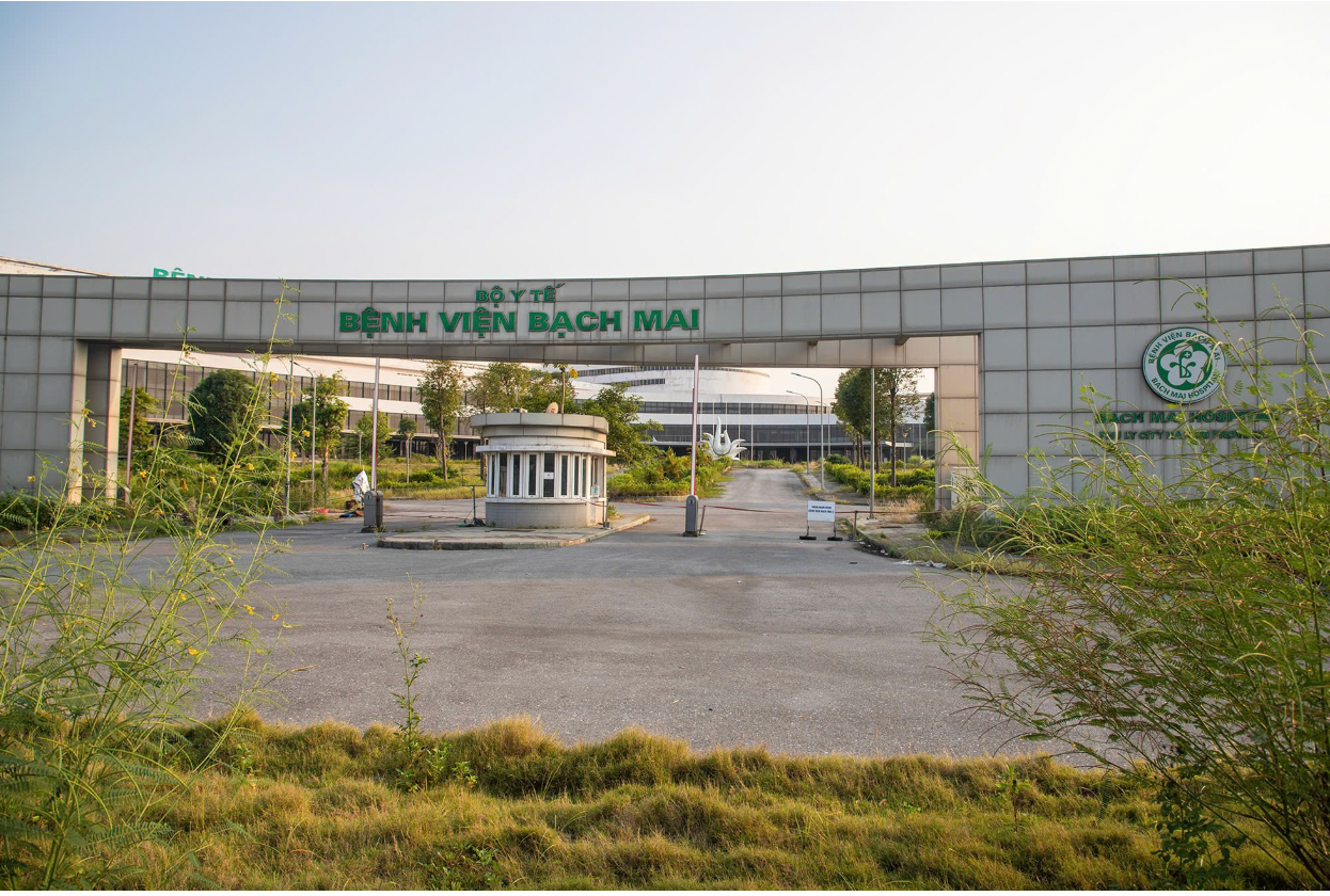 Dự án Bệnh viện Bạch Mai cơ sở 2 bỏ hoang nhiều năm. Ảnh: Phạm Nam.