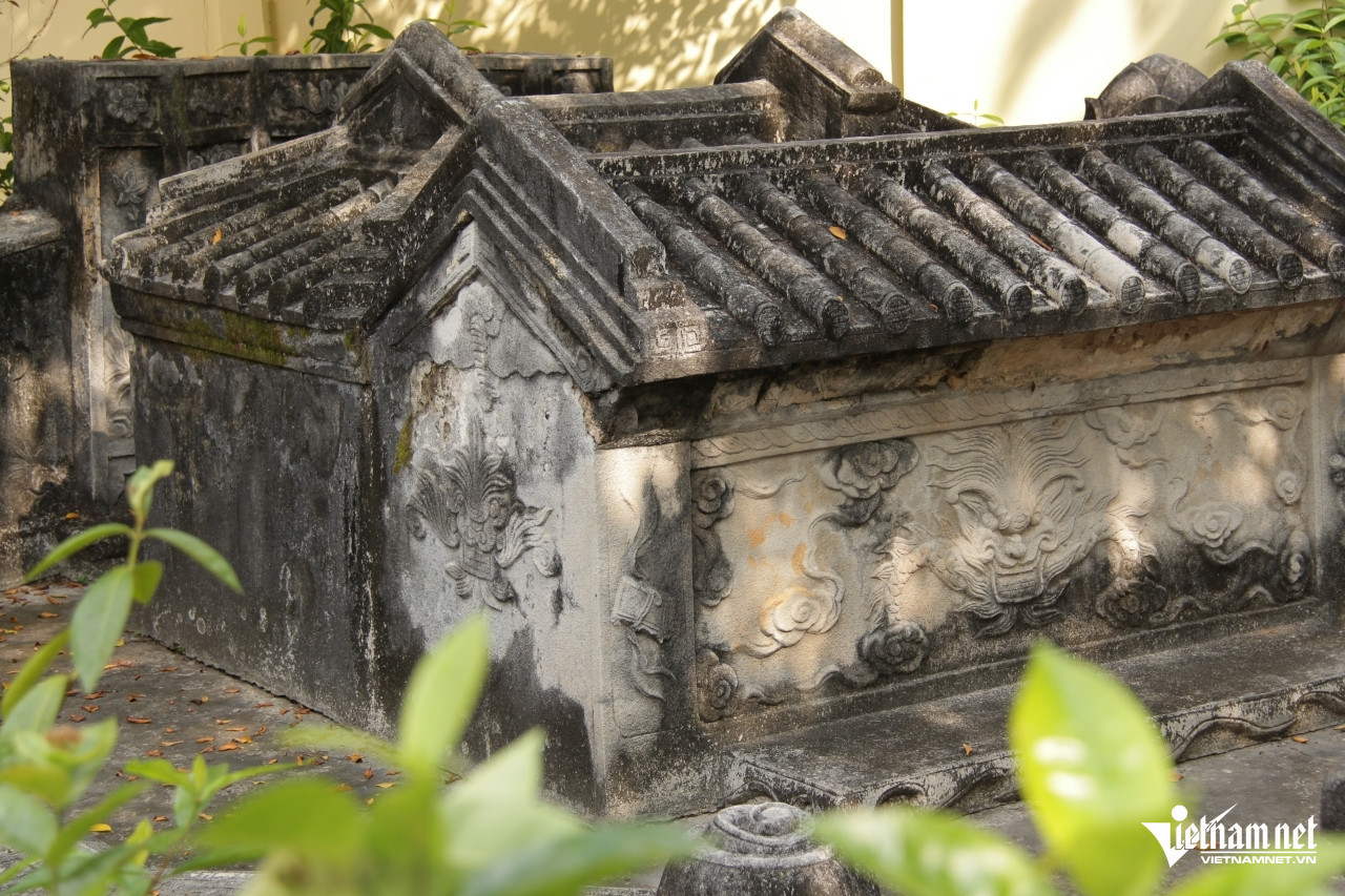 Phía trên mộ tạo hình mái ngói âm dương. Ảnh: Hà Nguyễn