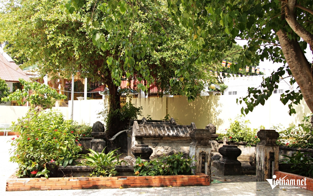 Ngôi mộ cổ ngoài 200 tuổi lọt thỏm dưới nền đất vừa được nâng cao để làm công viên. Ảnh: Hà Nguyễn