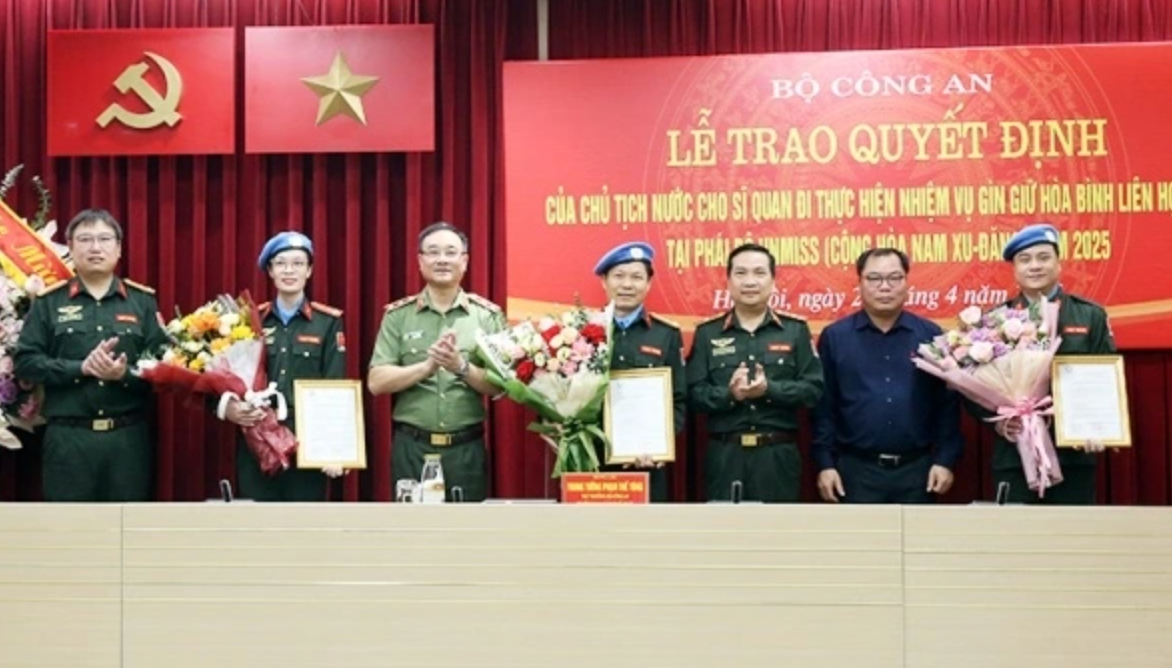 Các đại biểu chúc mừng 3 sĩ quan Tổ công tác số 5 lên đường làm nhiệm vụ quốc tế. Các đại biểu chúc mừng 3 sĩ quan Tổ công tác số 5 lên đường làm nhiệm vụ quốc tế.