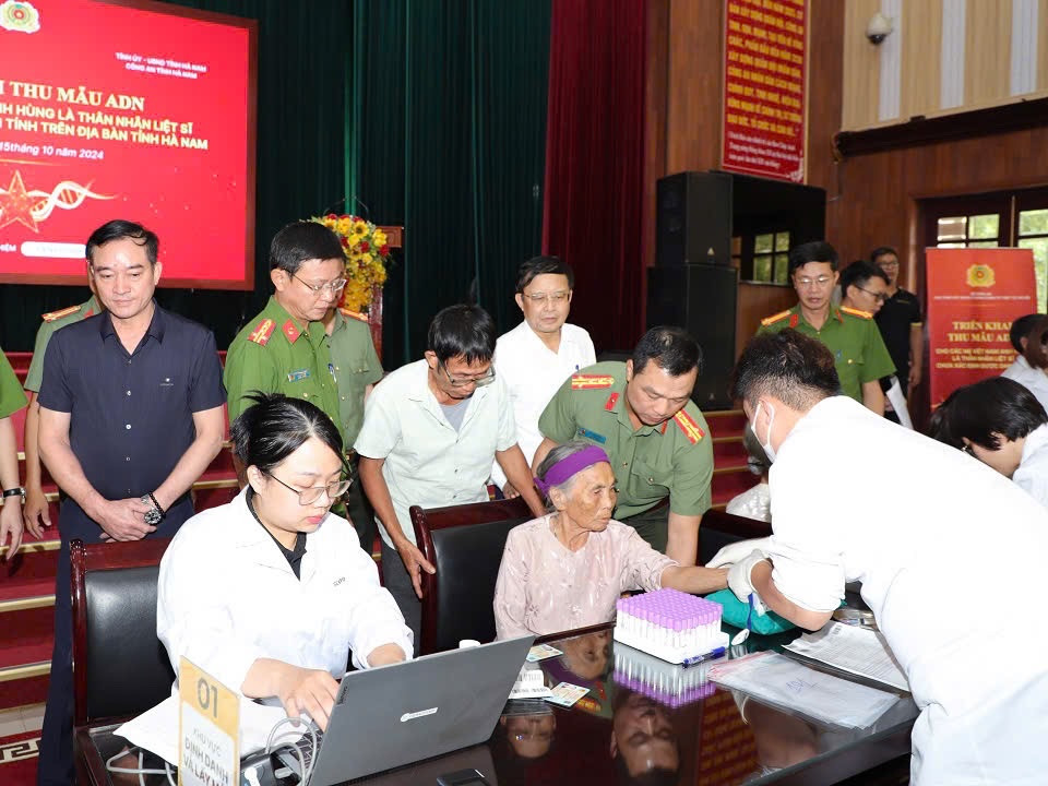 Đại tá Tô Anh Dũng, Giám đốc Công an tỉnh Hà Nam trực tiếp chỉ đạo các tổ công tác khẩn trương, chính xác trong thu thập mẫu ADN thân nhân các liệt sĩ.