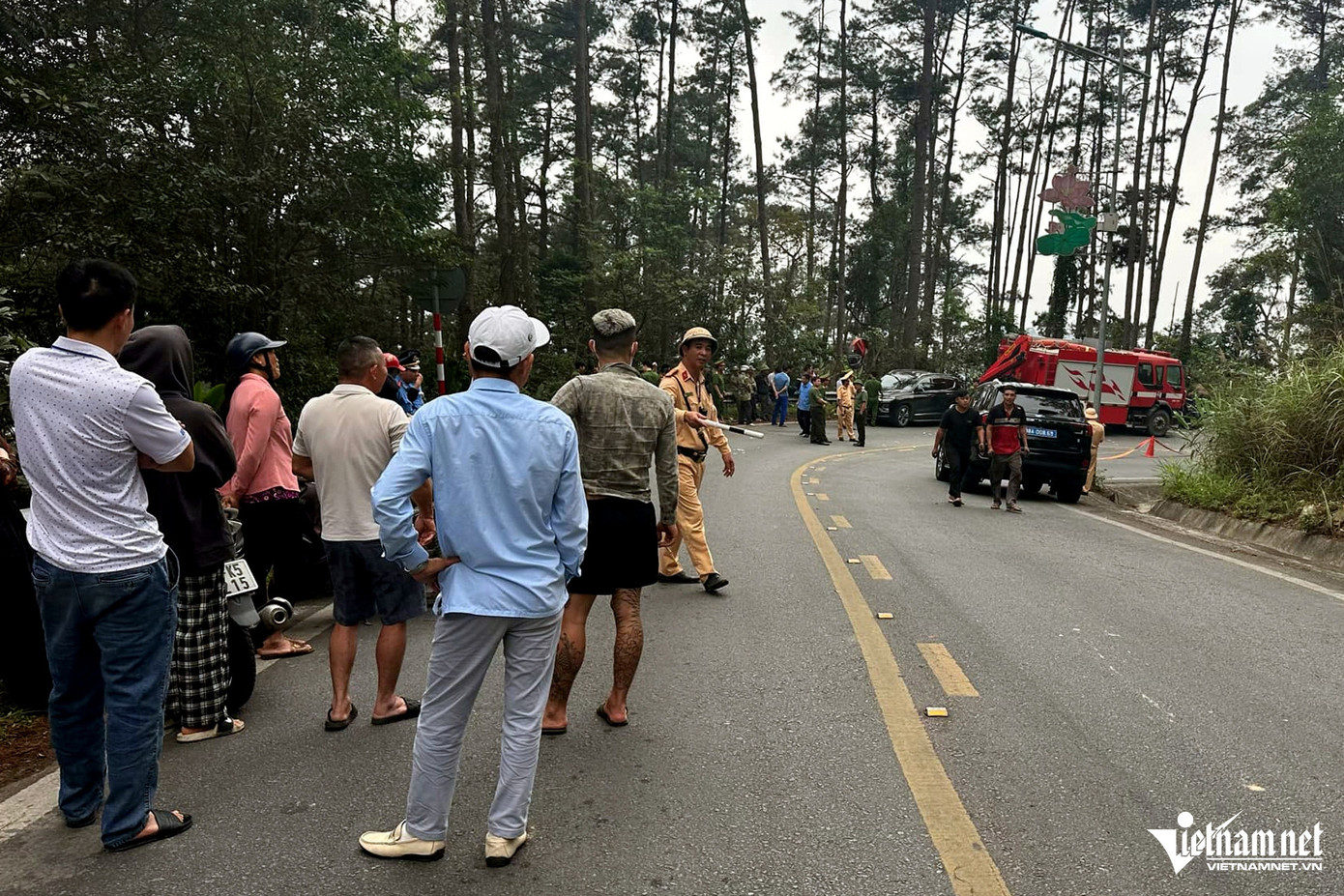 Lực lượng CSGT phân luồng, điều tiết giao thông. Ảnh: Đức Hoàng