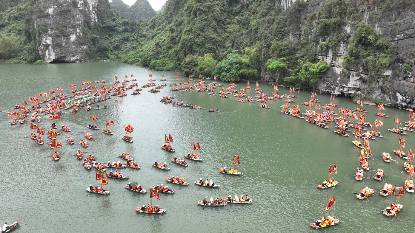 Toàn ảnh lễ hội Tràng An. Ảnh: Như Ý.