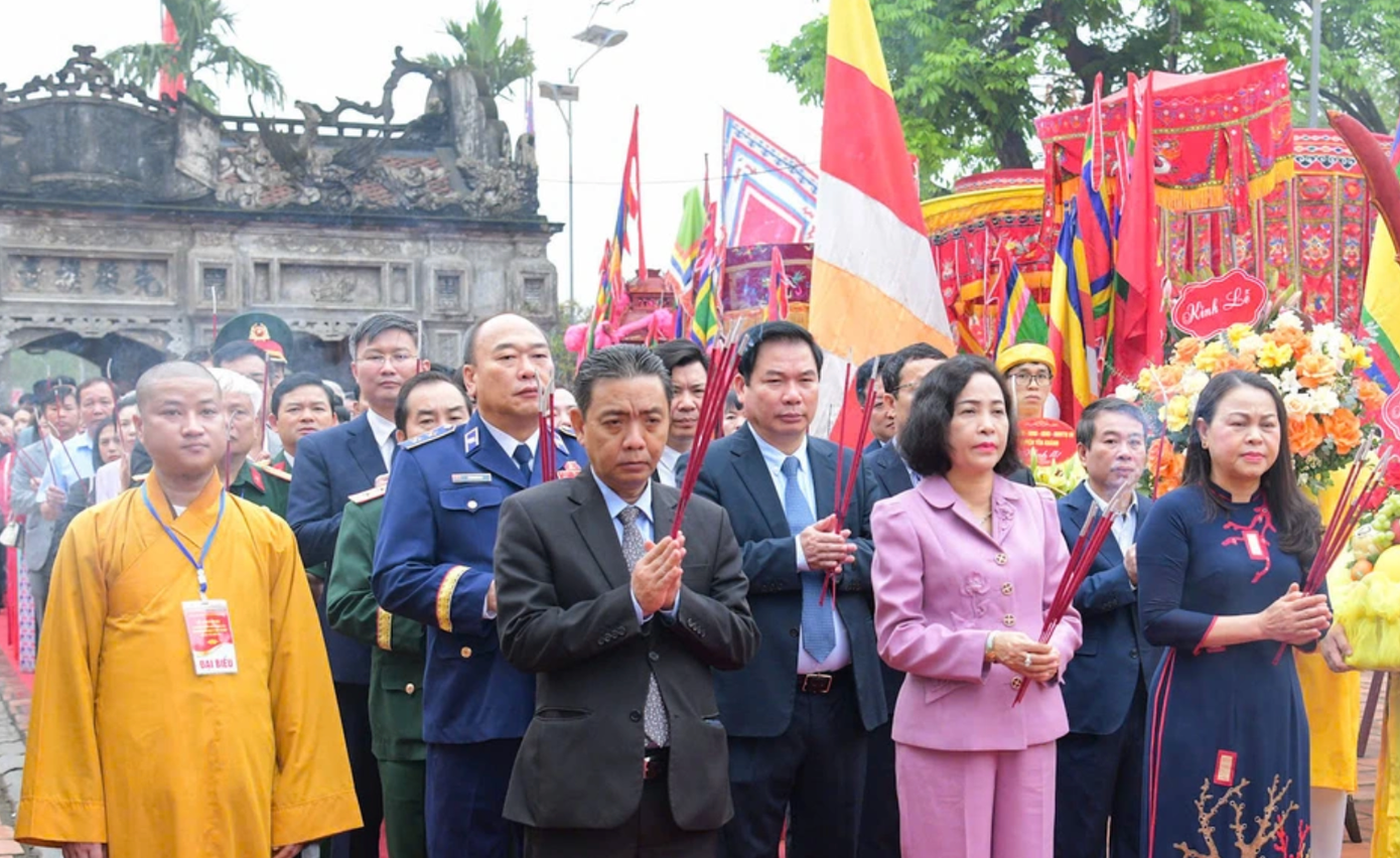 Bà Nguyễn Thị Thanh - Phó Chủ tịch Quốc hội, cùng lãnh đạo bộ, ban ngành trung ương, tỉnh Ninh Bình tri ân, tưởng nhớ, kỷ niệm 960 năm ngày sinh Đức Thánh Nguyễn. Ảnh: N.L.