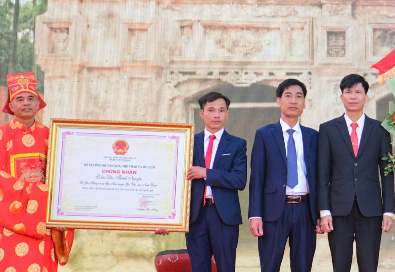 Thứ trưởng Bộ Văn hóa, Thể thao và Du lịch Hoàng Đạo Cương đã trao bằng chứng nhận Di sản văn hóa phi vật thể quốc gia lễ hội đền Thánh Nguyễn cho đại diện chính quyền địa phương. Ảnh: N.B.