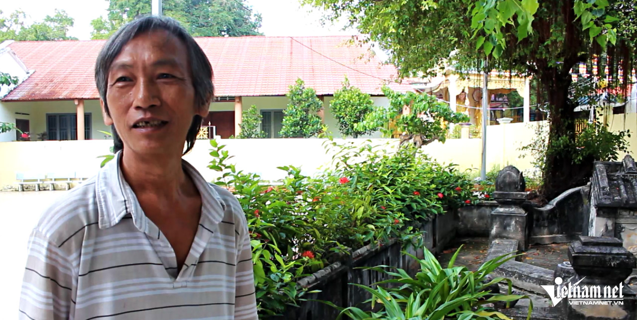 Anh Nguyễn Hoàng Quân nhận nhiệm vụ chăm sóc ngôi mộ cổ và từ đường. Ảnh: Hà Nguyễn