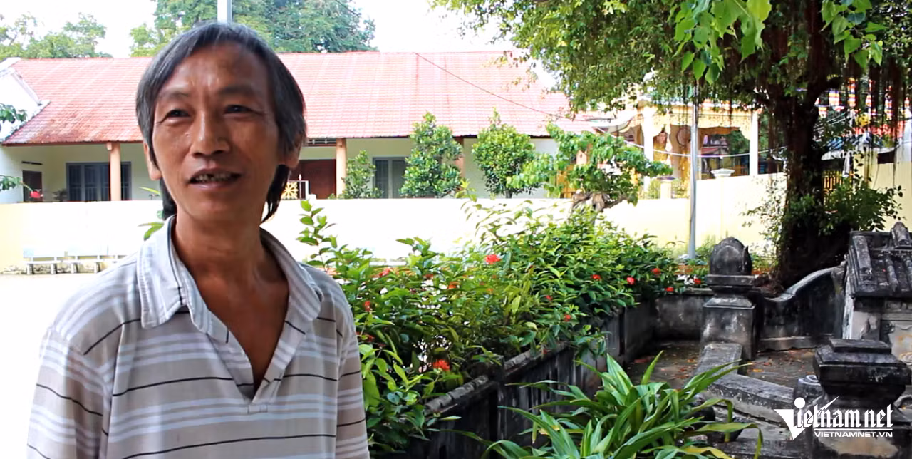 Anh Nguyễn Hoàng Quân nhận nhiệm vụ chăm sóc ngôi mộ cổ và từ đường. Ảnh: Hà Nguyễn