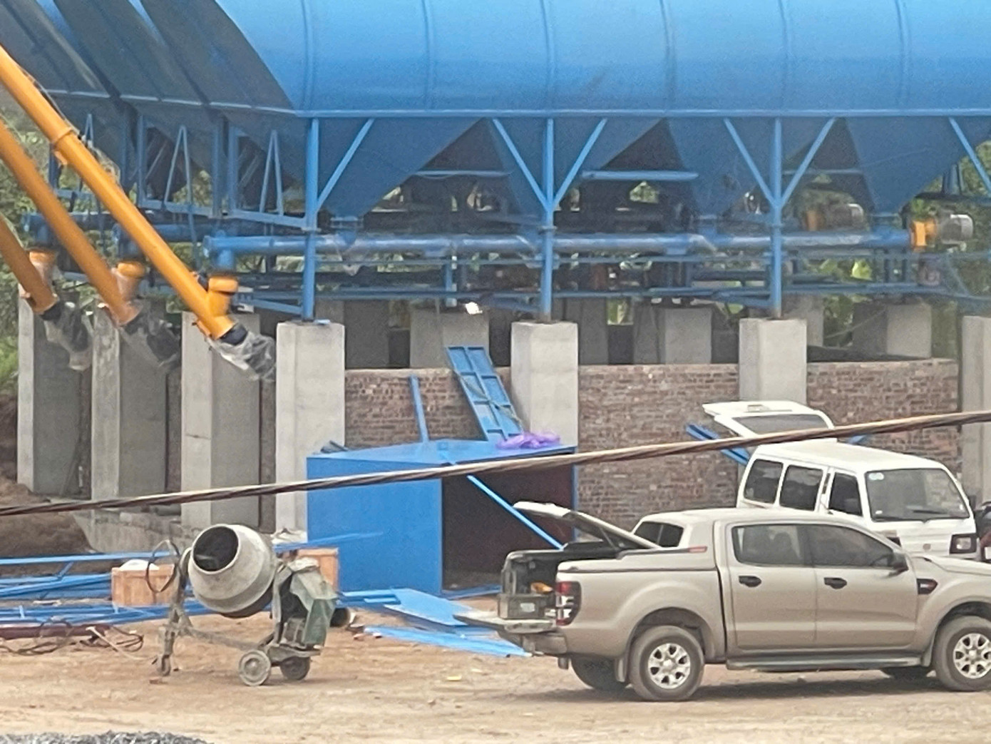 Trạm trộn chuẩn bị hoạt động. Trạm trộn chuẩn bị hoạt động.