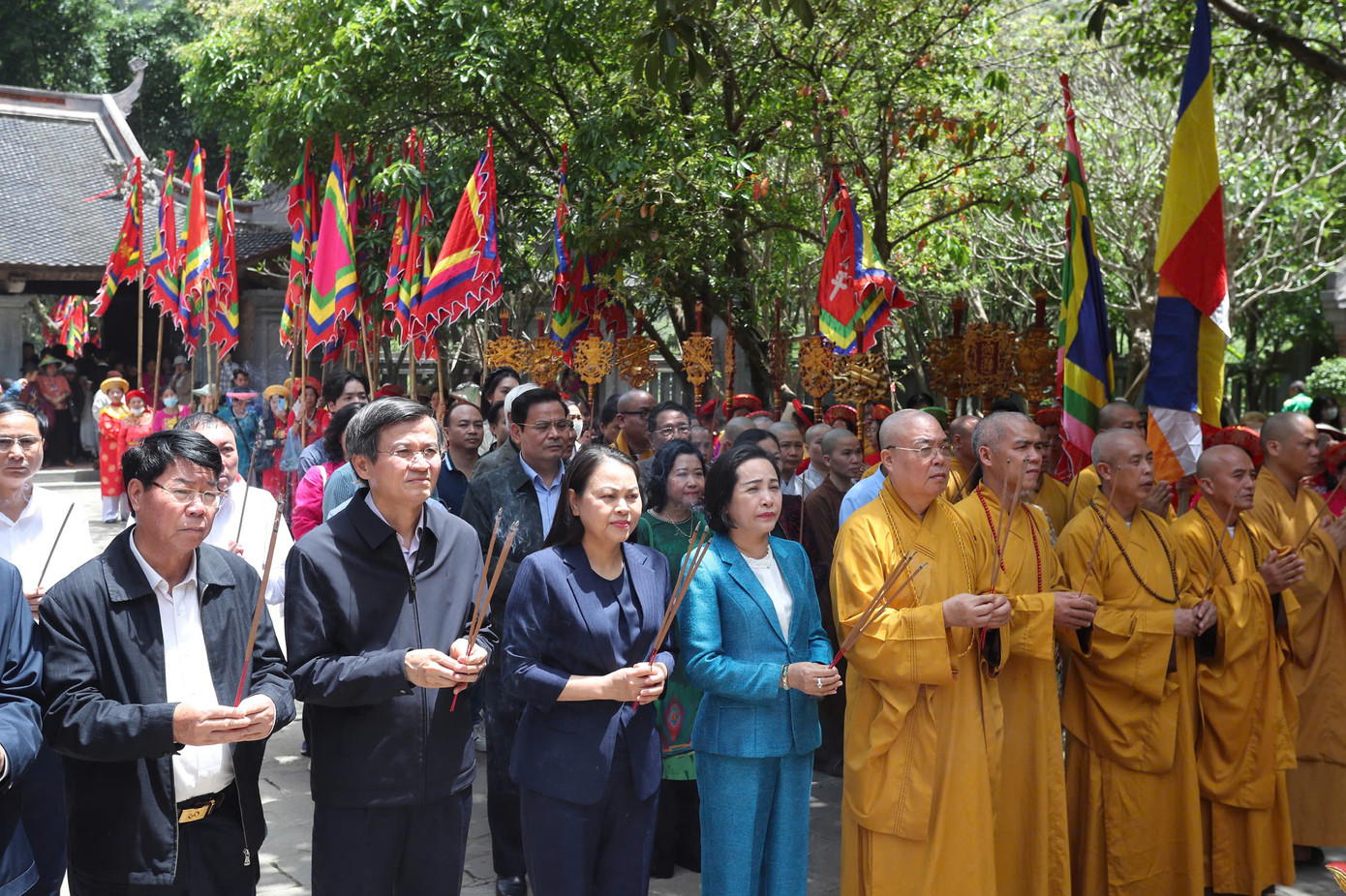 Các đại biểu dâng hương cầu cho quốc thái dân an tại lễ hội Tràng An. Ảnh: Như Ý.