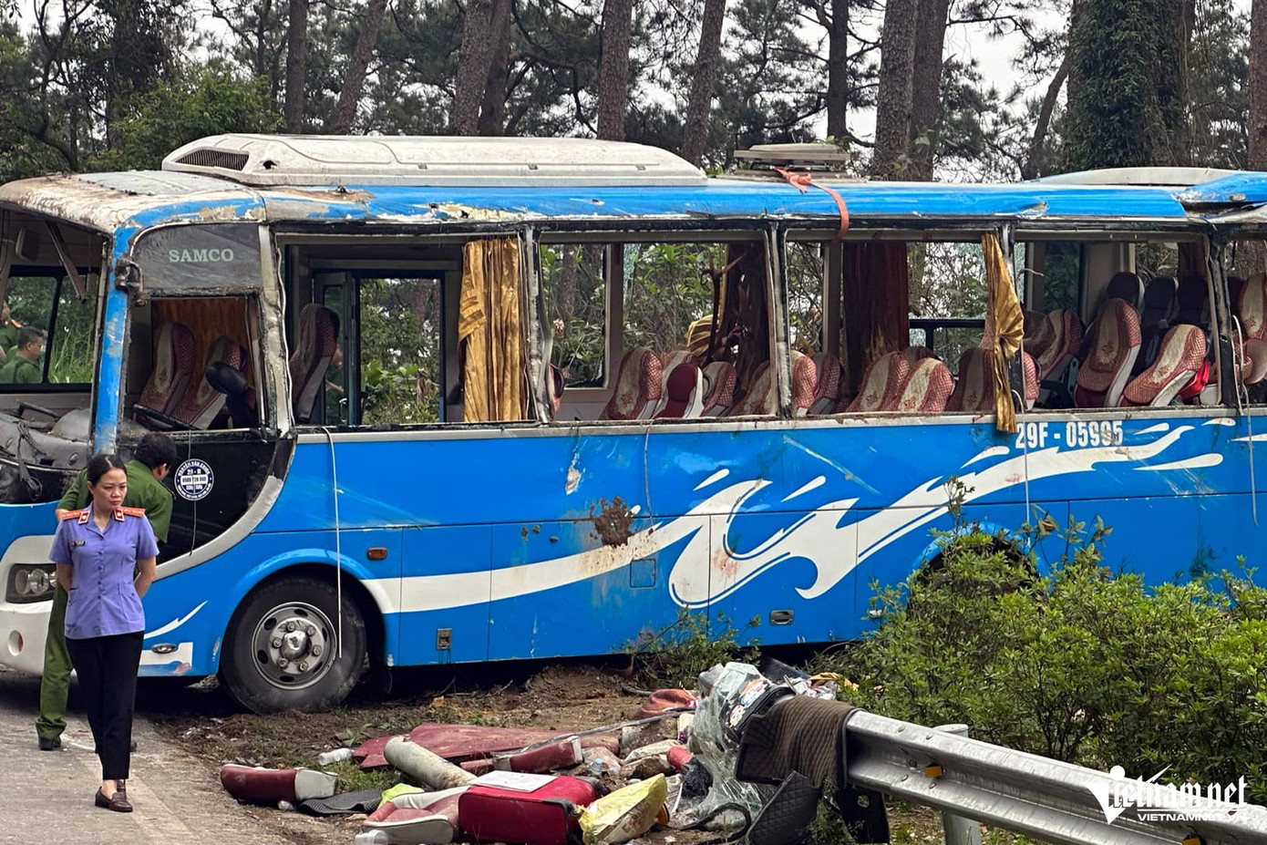 Thời điểm xảy ra tai nạn, trên xe khách có 17 người. Thống kê tính đến trưa 26/4 xác định có 3 nạn nhân tử vong và 14 người khác bị thương. Ảnh: Đức Hoàng