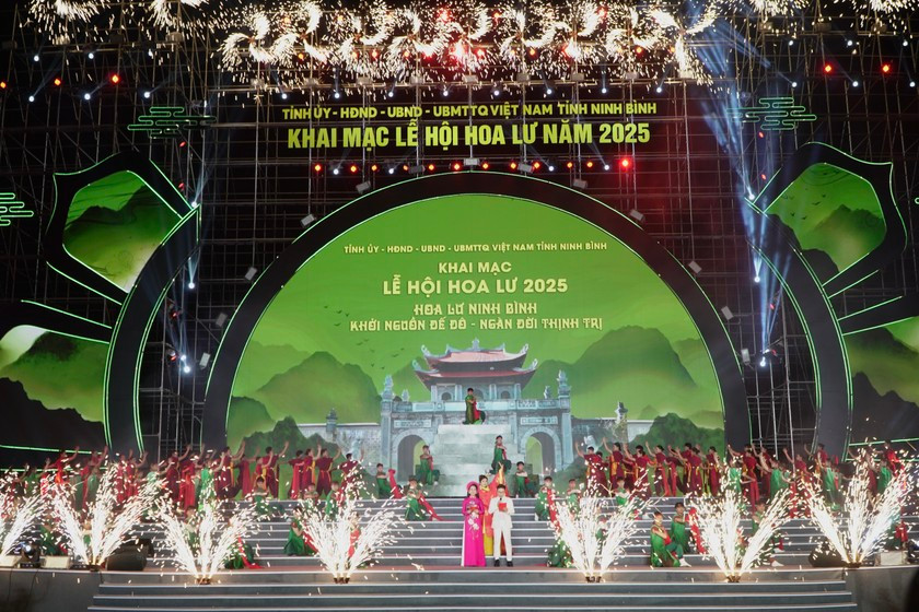 Một số tiết mục trong chương trình khai mạc Lễ hội Hoa Lư. Một số tiết mục trong chương trình khai mạc Lễ hội Hoa Lư.