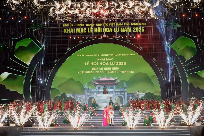 Một số tiết mục trong chương trình khai mạc Lễ hội Hoa Lư. Một số tiết mục trong chương trình khai mạc Lễ hội Hoa Lư.