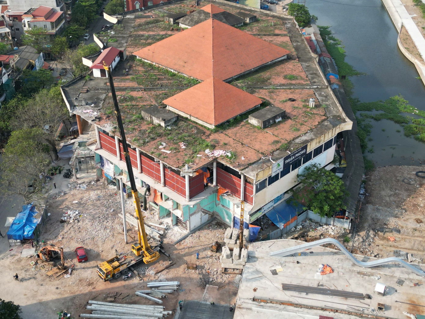 Toàn cảnh chợ Rồng nhìn từ trên cao. Ảnh: N.B. Toàn cảnh chợ Rồng nhìn từ trên cao. Ảnh: N.B.