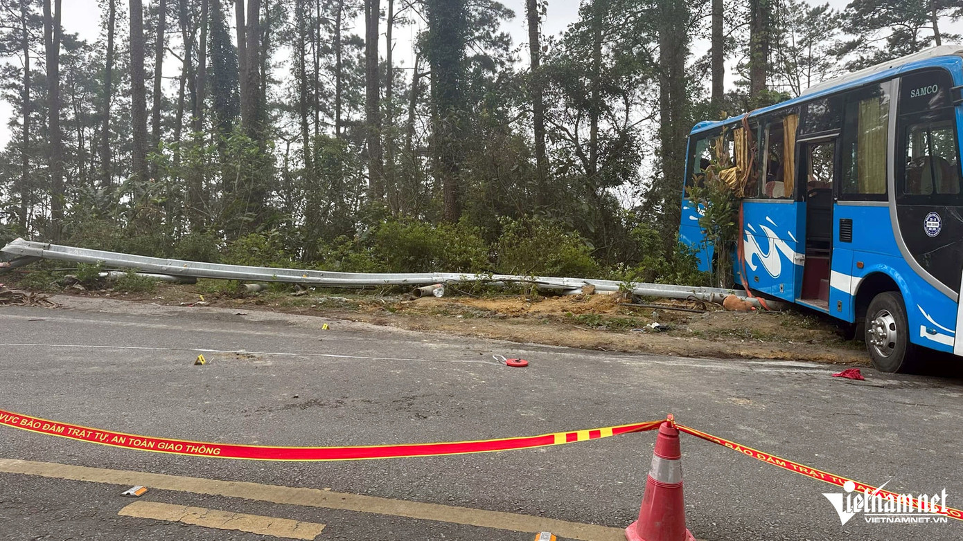 Khoảng 20m hộ lan của đường bị đâm đổ. Ảnh: Đức Hoàng.