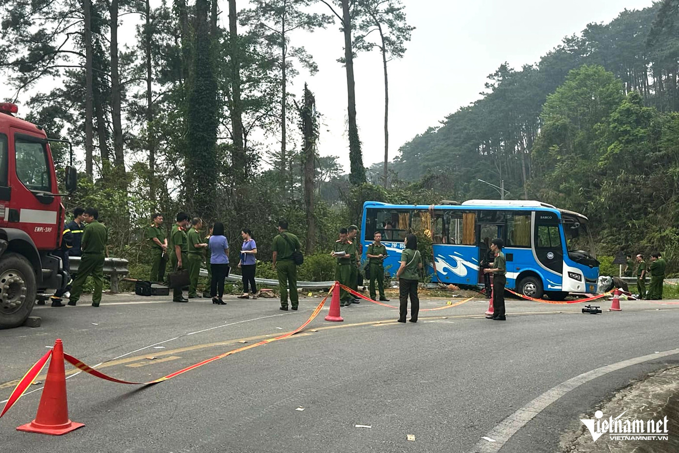 Một vụ lật xe khách vừa xảy ra sáng 26/4 tại đường lên thị trấn Tam Đảo (huyện Tam Đảo, tỉnh Vĩnh Phúc) khiến 3 người tử vong, nhiều người bị thương. Ảnh: Đức Hoàng