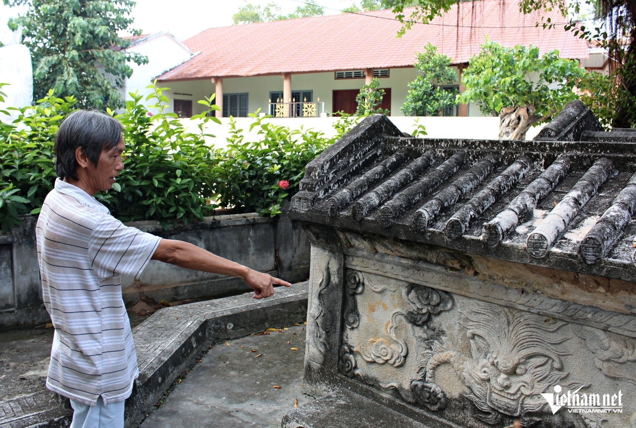 Anh Quân cho biết, trước đây mộ có nhiều họa tiết trang trí rất đẹp nhưng nhiều vị trí đã bị bong tróc, hư hại theo thời gian. Ảnh: Hà Nguyễn