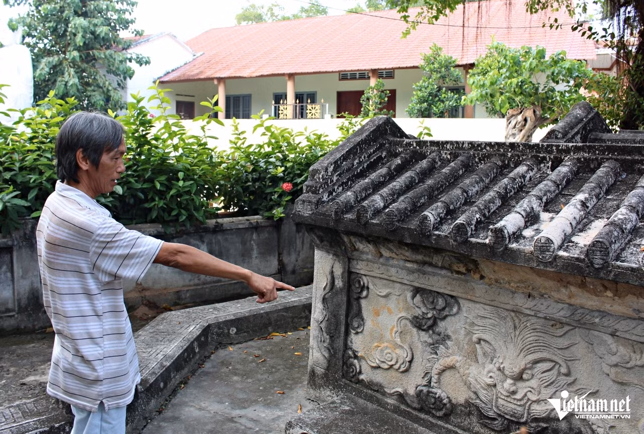 Anh Quân cho biết, trước đây mộ có nhiều họa tiết trang trí rất đẹp nhưng nhiều vị trí đã bị bong tróc, hư hại theo thời gian. Ảnh: Hà Nguyễn