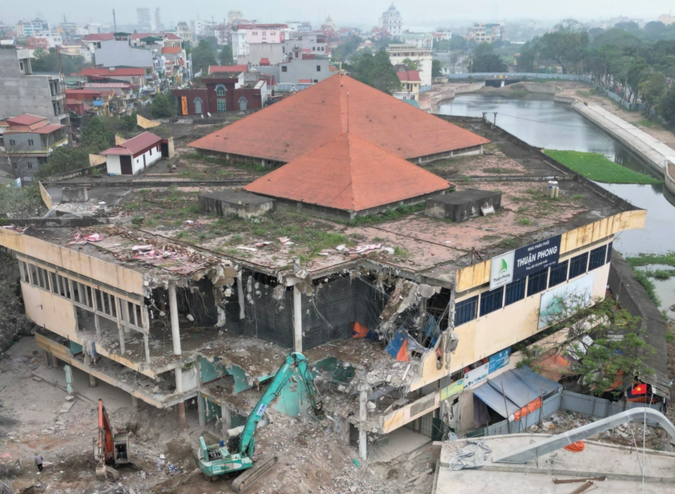 Bắt đầu hạ giải chợ Rồng tại thành phố Hoa Lư, Ninh Bình. Ảnh:N.B. Bắt đầu hạ giải chợ Rồng tại thành phố Hoa Lư, Ninh Bình. Ảnh:N.B.