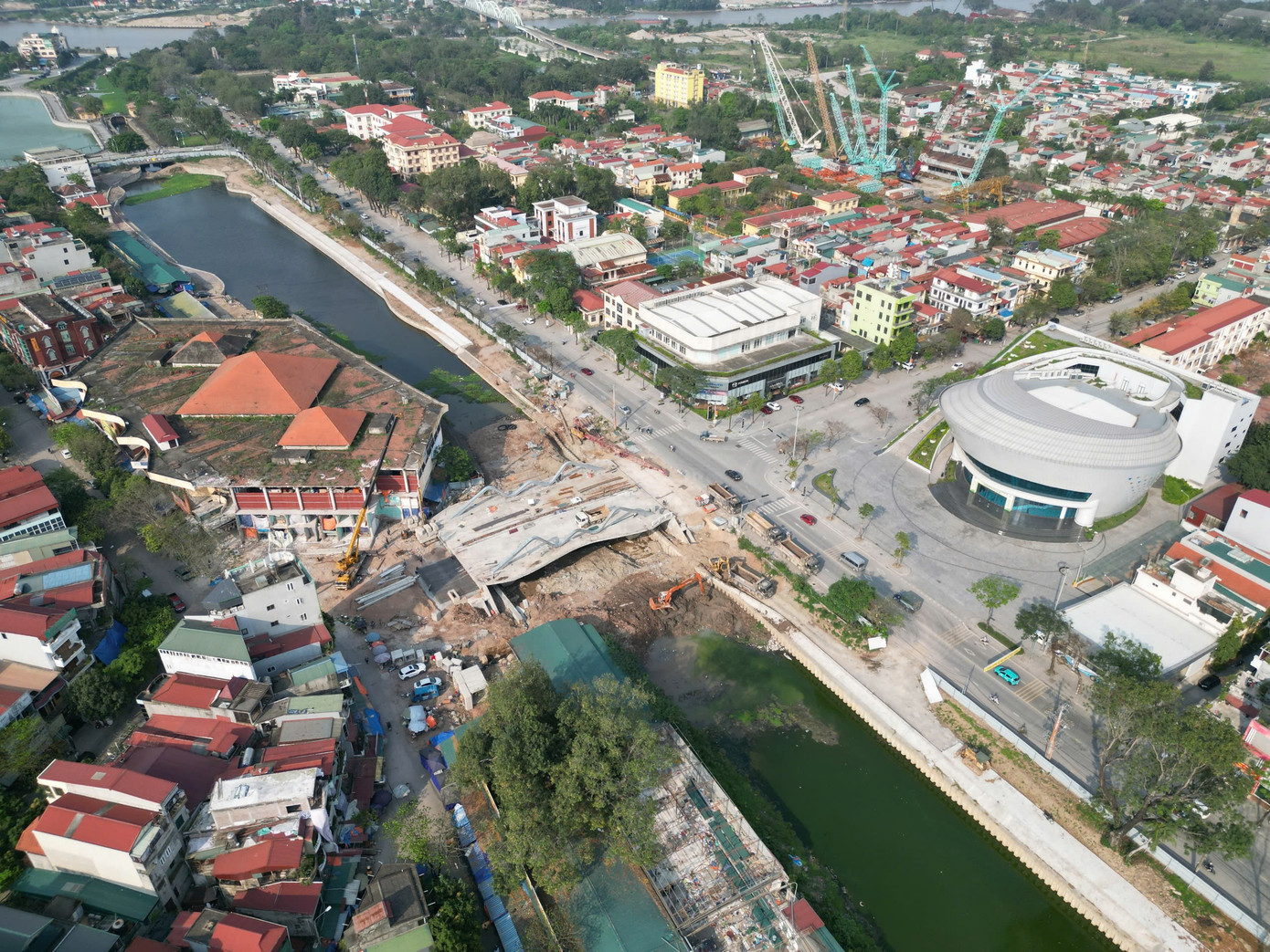 Cầu Chà Là đang được gấp rút hoàn thiện. Ảnh: N.B. Cầu Chà Là đang được gấp rút hoàn thiện. Ảnh: N.B.