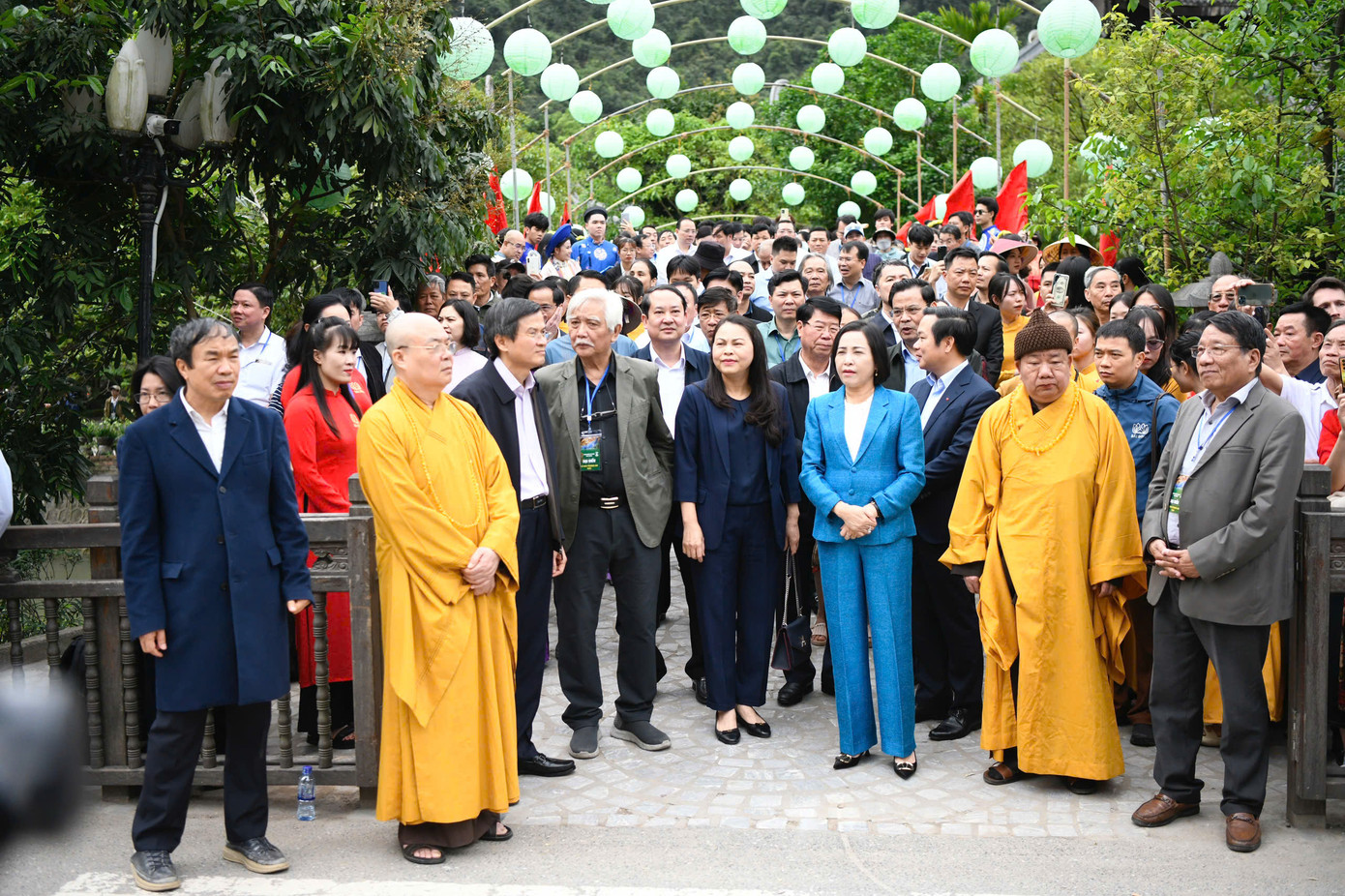 Các đại biểu Trung ương và địa phương tham dự lễ hội Tràng An. Ảnh: Như Ý.