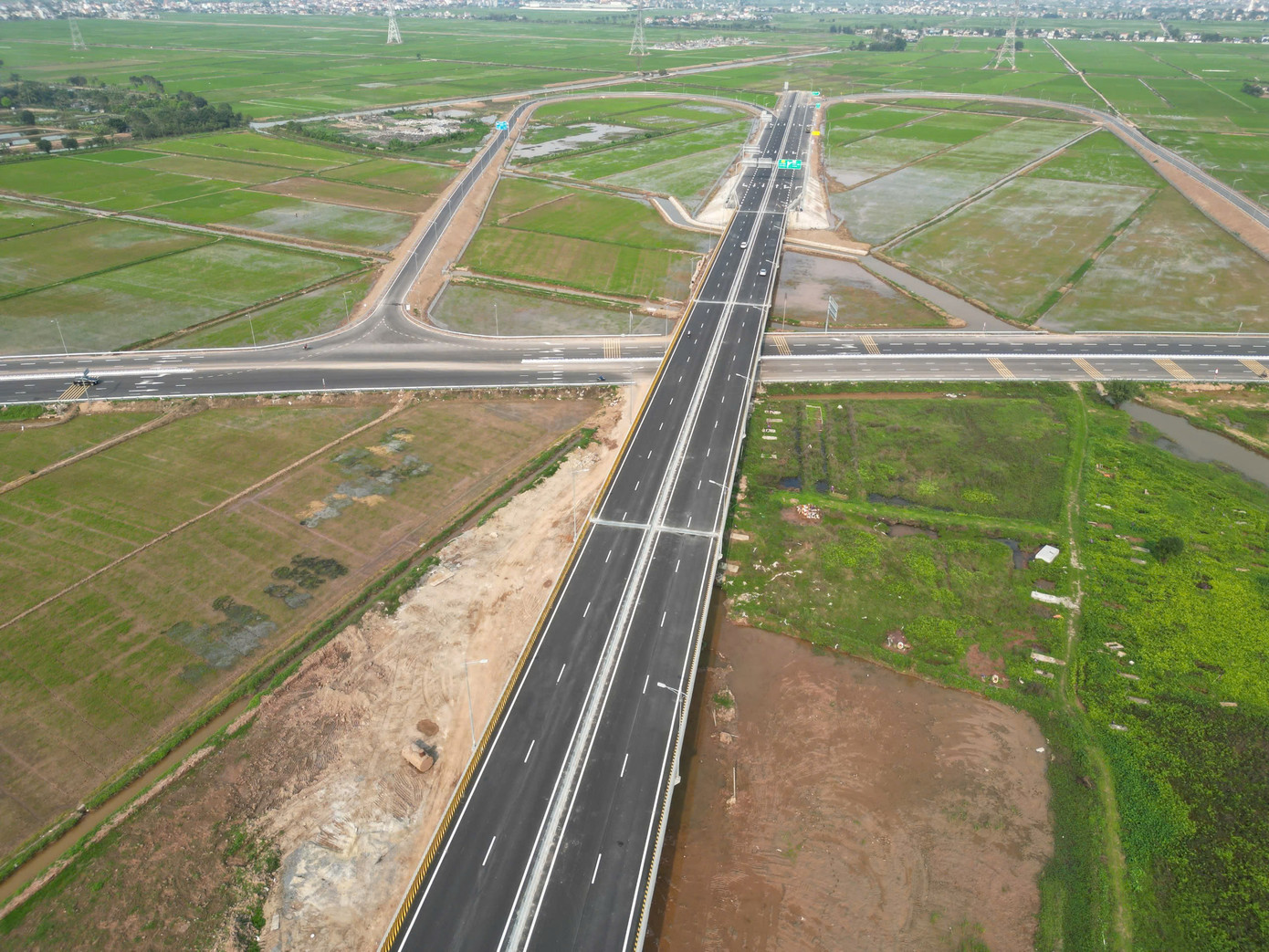 Đường dẫn chân cầu phía Ninh Bình nhìn từ trên cao. Ảnh: N.B.