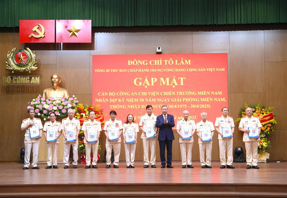 Tổng Bí thư Tô Lâm trao quà tặng đại diện Ban liên lạc cán bộ Công an chi viện chiến trường miền Nam thời kỳ kháng chiến chống Mỹ, cứu nước.