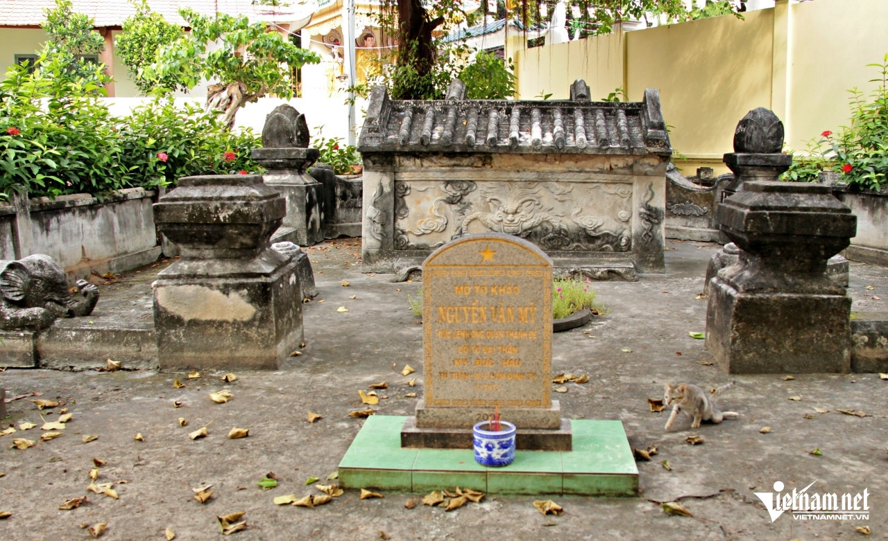 Phía trước ngôi mộ có tấm bia ghi thông tin người mất. Ảnh: Hà Nguyễn