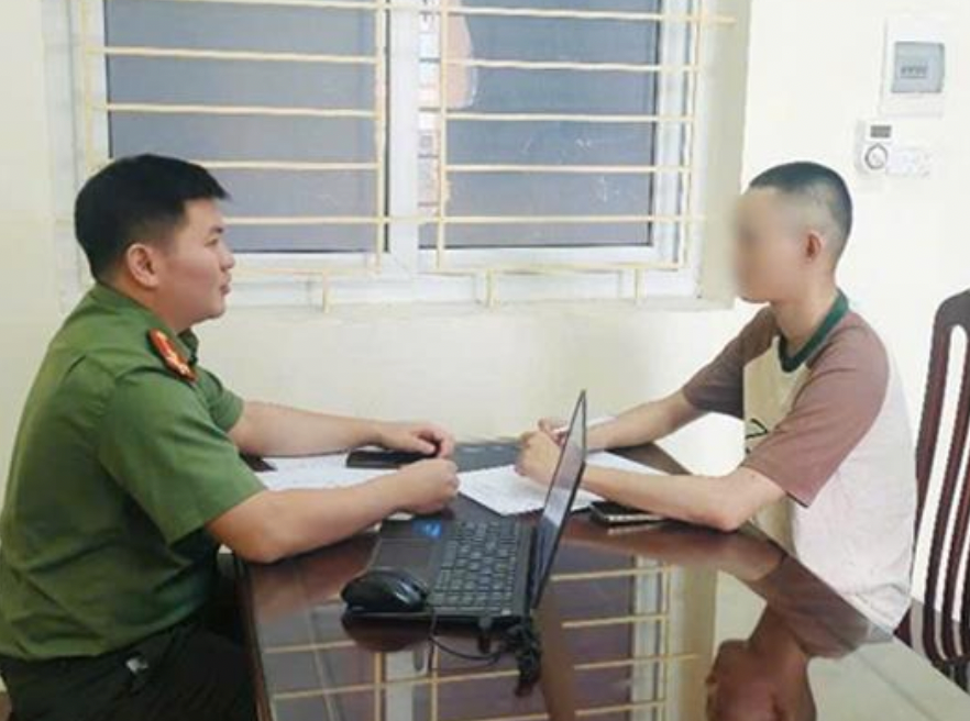 Lực lượng chức năng làm việc với chủ tài khoản facebook.