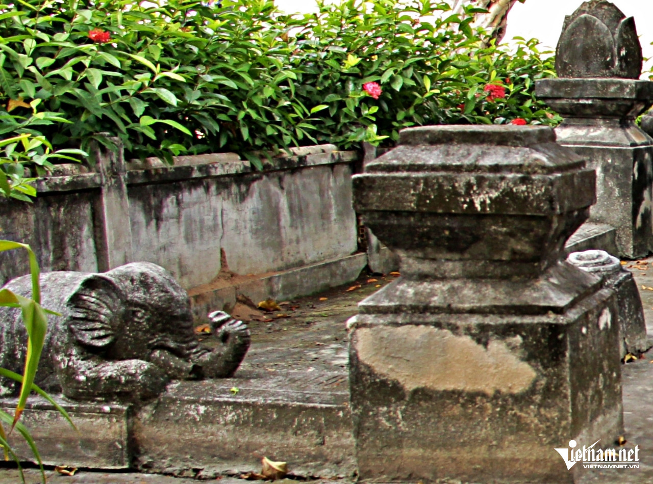 Tượng voi phục bên cột đá dẫn vào khuôn viên mộ. Ảnh: Hà Nguyễn