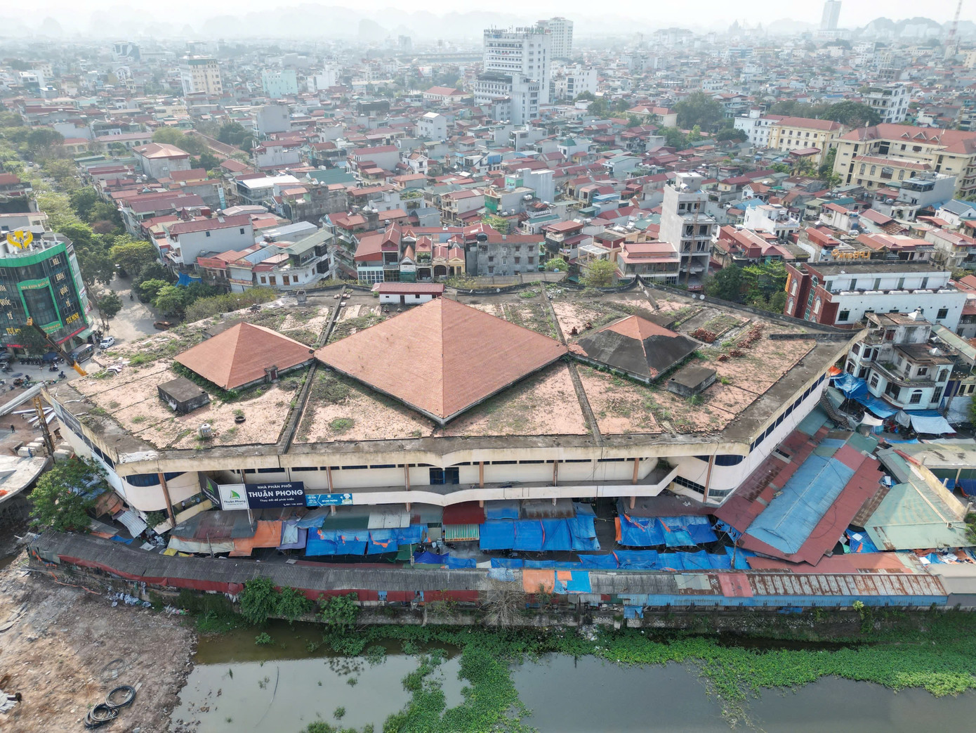 Nhiều hạng mục được thi công trên dòng sông Vân cạnh chợ Rồng. Ảnh: N.B. Nhiều hạng mục được thi công trên dòng sông Vân cạnh chợ Rồng. Ảnh: N.B.