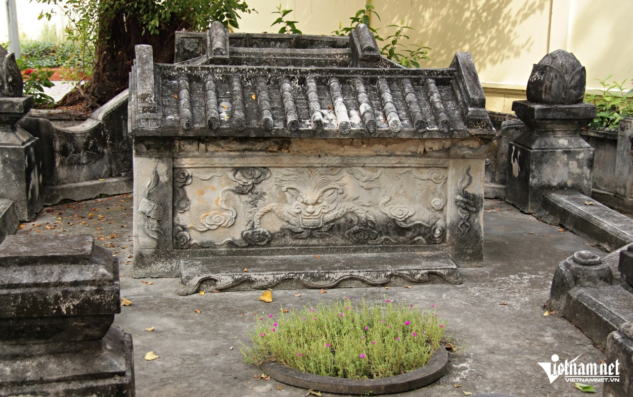 Mặt trước ngôi mộ có họa tiết đắp nổi tinh xảo, đẹp mắt. Ảnh: Hà Nguyễn